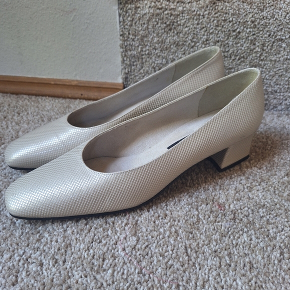 Stuart Weitzman Vintage Cream Square Toe Block Heel Slip On Shoe Size 8/9 READ. - Picture 1 of 10
